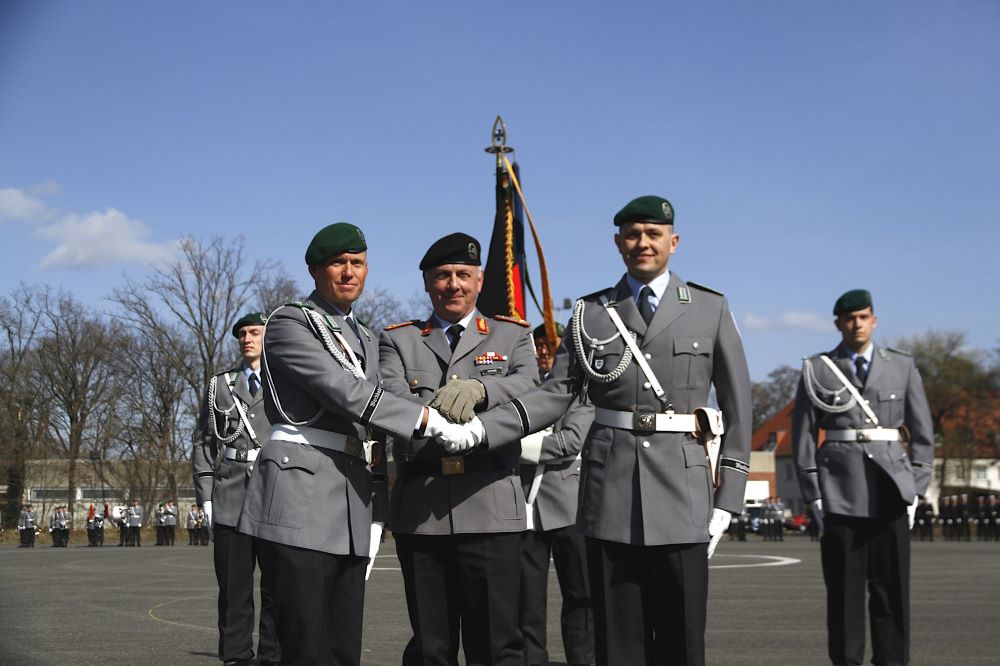Brigadegeneral Andreas Henne übergibt das Kommando über das Wachbataillon BMVg